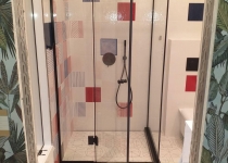 Отваряема стъклена душ кабина с черен финиш