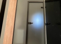 Отваряема стъклена врата с каса