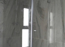 Отваряема стъклена душ кабина