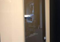Отваряема стъклена врата с каса 