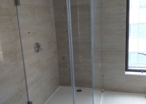 Отваряема стъклена душ кабина