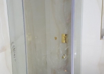 Отваряема стъклена душ кабина със златен финиш