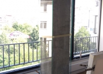 Декоративно стъкло обграждащо колона