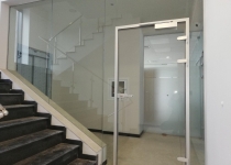 Стъклени преградни стени с каса за офис